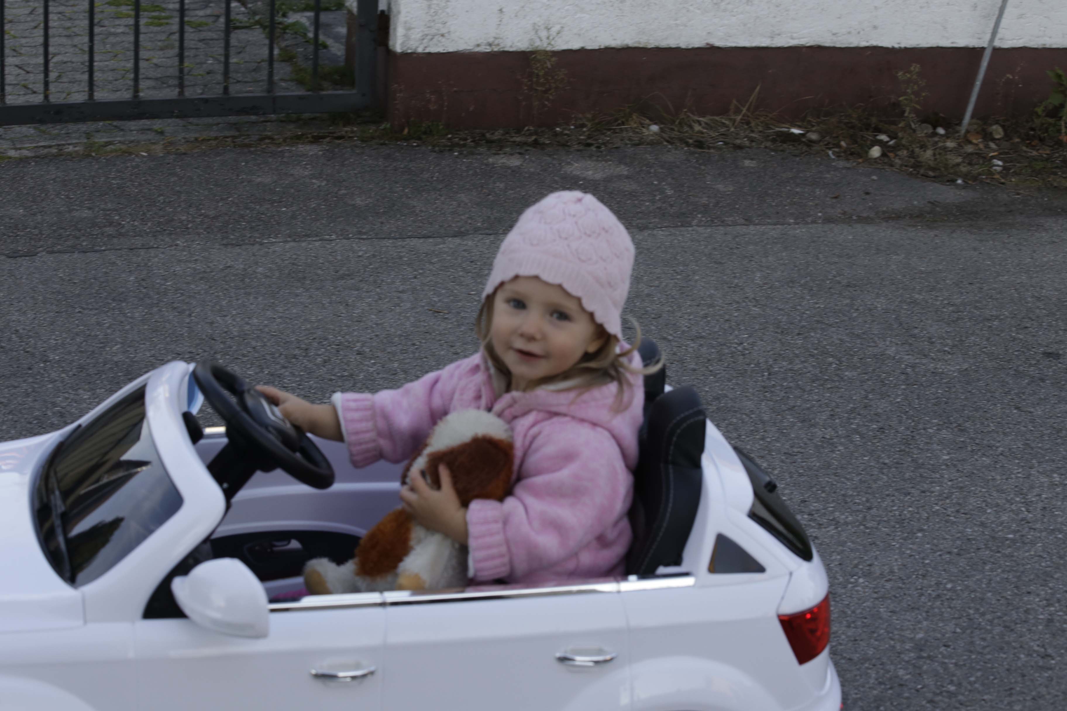 Leas erstes Auto ist ein E-Audi Cabrio