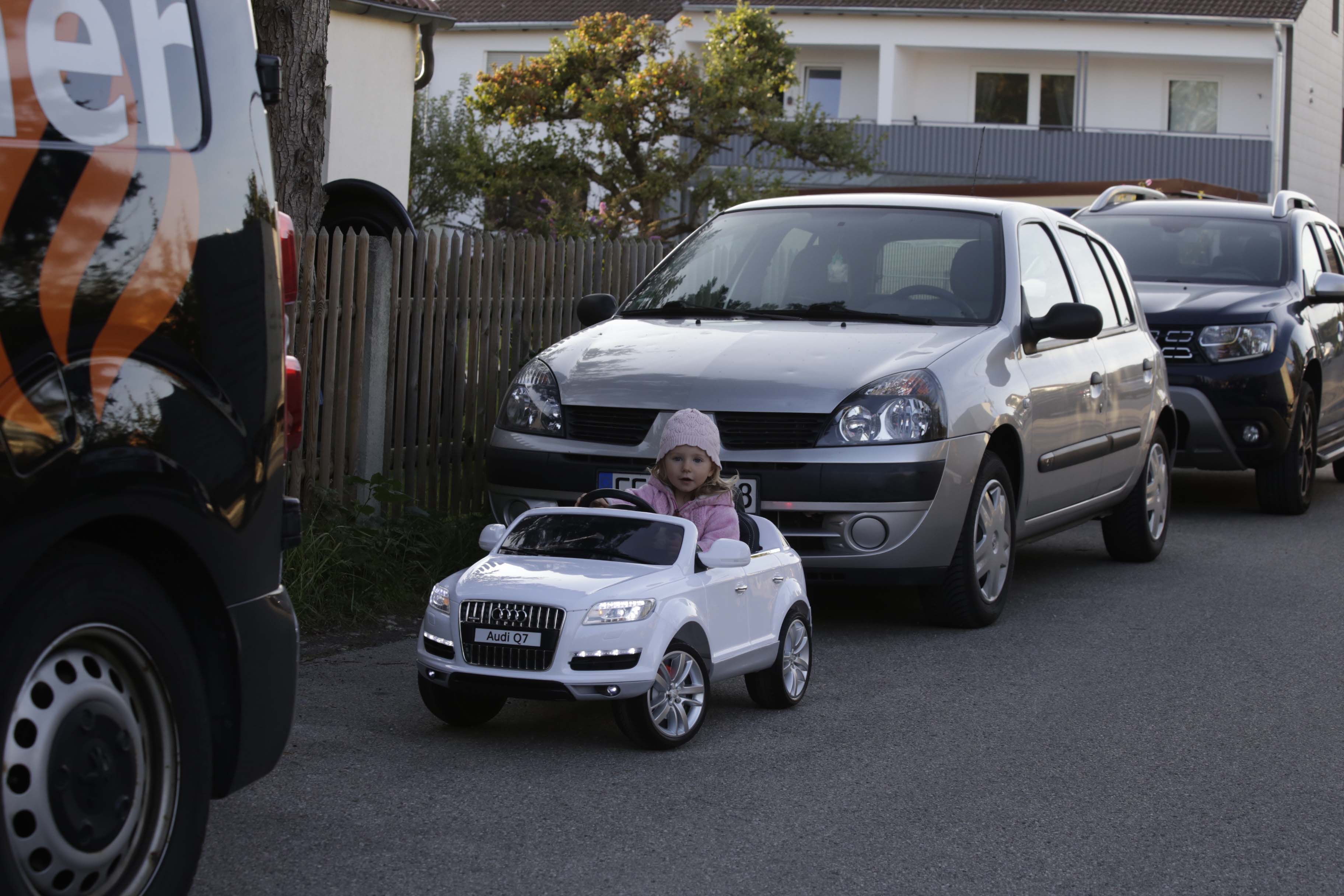 Leas erstes Auto ist ein E-Audi Cabrio