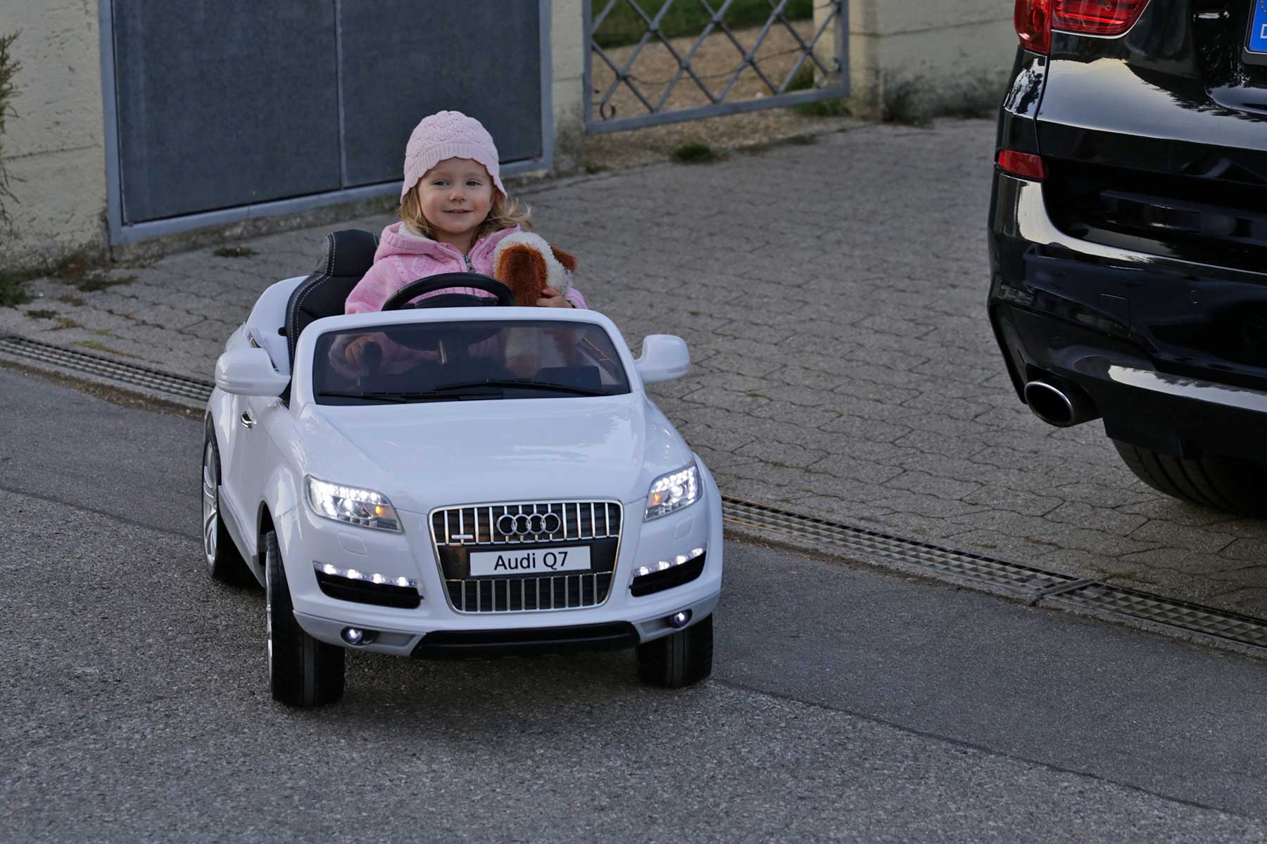 Leas erstes Auto ist ein E-Audi Cabrio