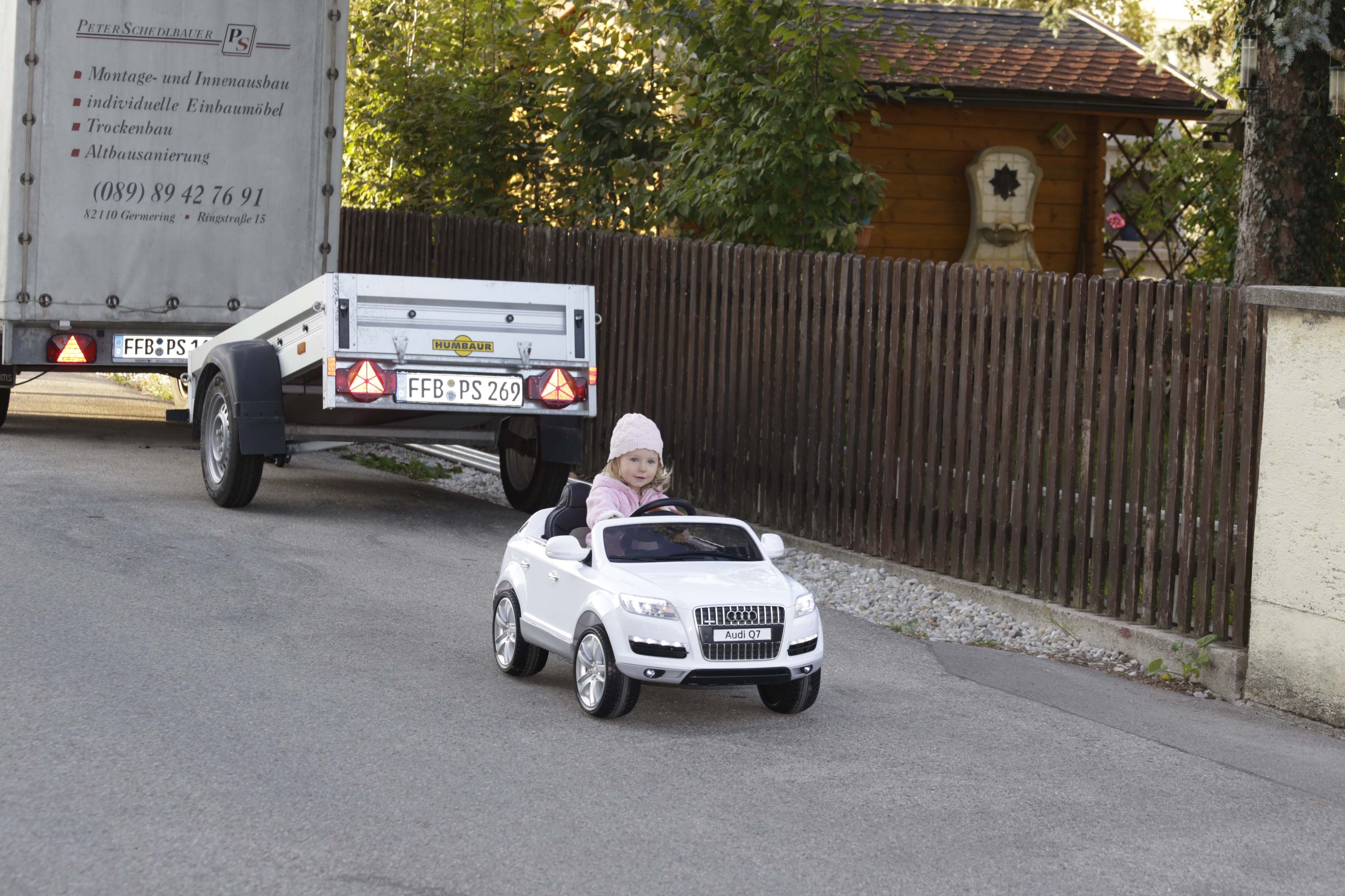 Leas erstes Auto ist ein E-Audi Cabrio